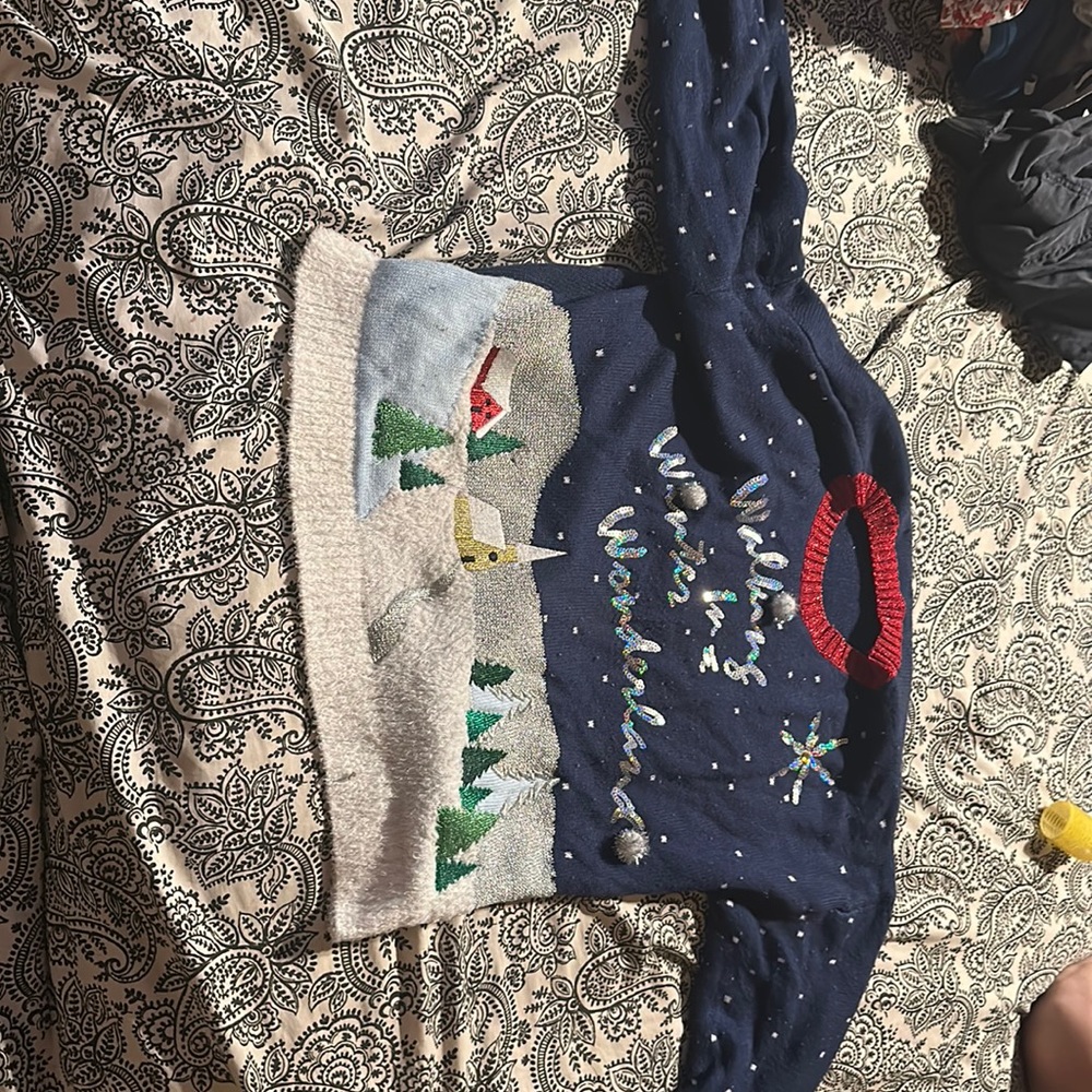 UGLY CHRISTMAS SWEATER LARGE IN WOMENS